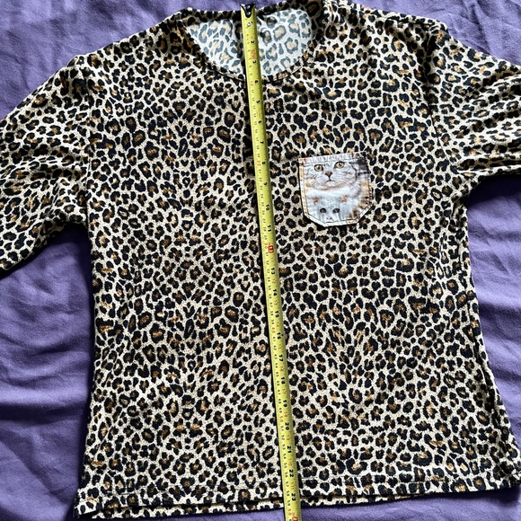 βοΈ Cheetah Long Sleeve Shirt with Kitten Pocket - Picture 4 of 5